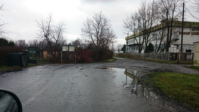 Z interwencją zwróciliśmy się do straży miejskiej, która obiecała sprawą się zająć. Efekt jest taki, że śmieci wywieziono, a teren uporządkowano.