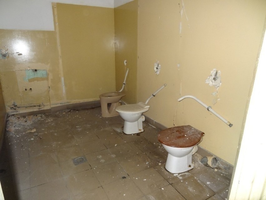 W porządnym stanie w baraku były tylko toalety