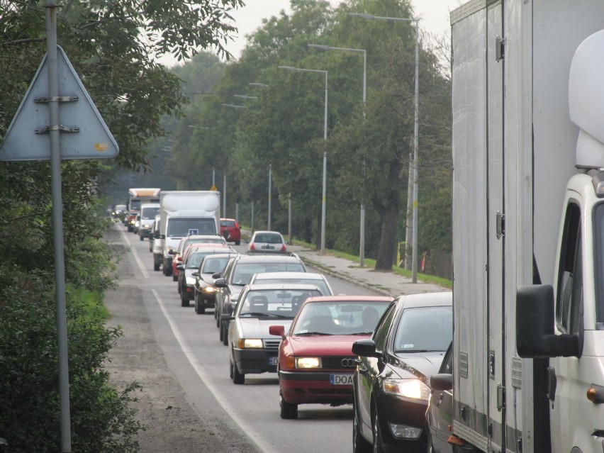 Trwa remont przejazdu w Leśnicy. Kierowcy stoją w korkach