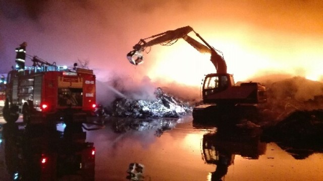 Całą noc 27 zastępów straży pożarnej gasiło palące się surowce wtórne na składowisku w Dąbrówce Wielkopolskiej