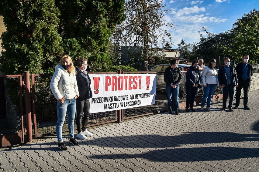 Protest mieszkańców Lasocic. Nie chcą 40 -metrowego masztu komórkowego w centrum wsi [ZDJĘCIA i FILM]