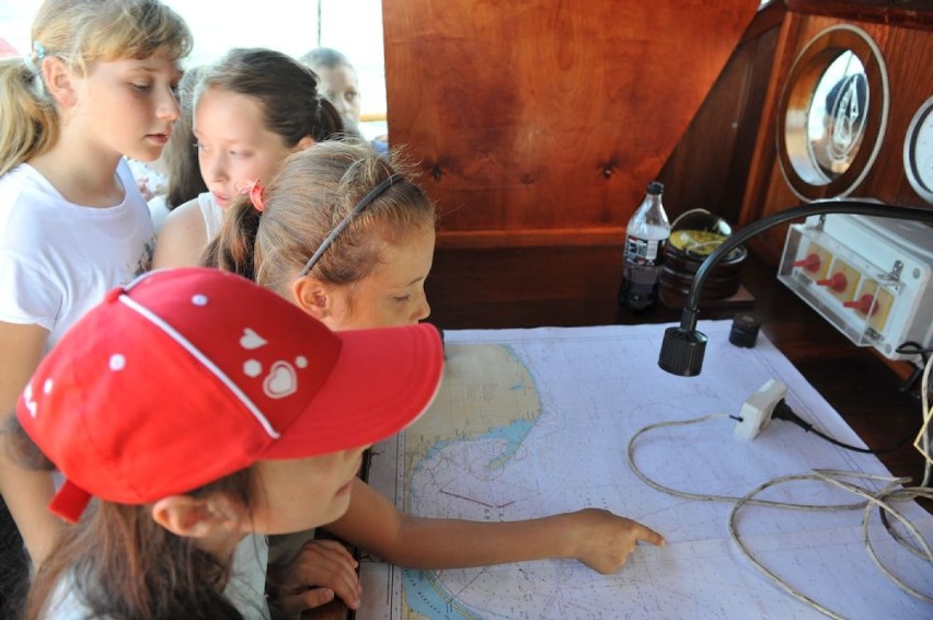 Akcja "Pomorze na morze" w Gdyni. Pomorski Związek Żeglarski oswaja dzieci z Bałtykiem [ZDJĘCIA]