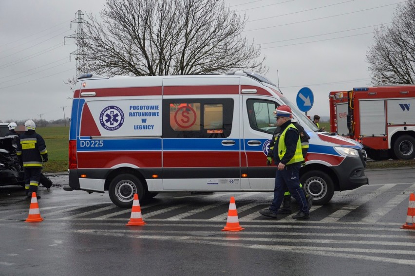 Dwa auta roztrzaskane. Zderzenie na skrzyżowaniu Wojska Polskiego i Piłsudskiego [ZDJĘCIA]