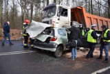 Koszmarny wypadek w Katowicach [ZDJĘCIA]. Zderzenie osobówki z ciężarówką, kobieta w ciężkim stanie. Lądował śmigłowiec LPR.