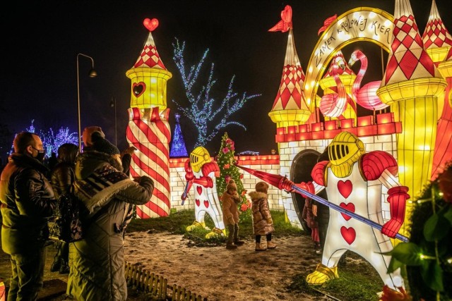 Plenerowa wystawa świetlna "Alicja w Krainie Czarów" w Ogrodzie Doświadczeń Lema