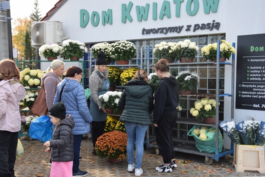 Wszystkich Świętych 2021. Ceny kwiatów na cmentarzu w Pruszczu Gdańskim. Zobaczcie zdjęcia!