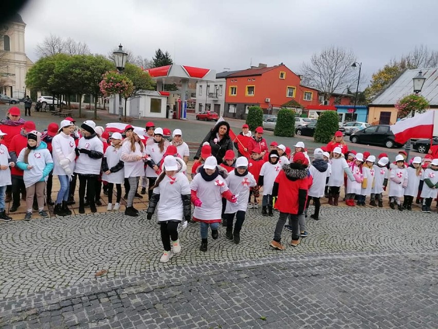 Z Patronem w Niepodległość. Happening Szkoły Podstawowej w Nowym Nakwasinie. ZDJĘCIA