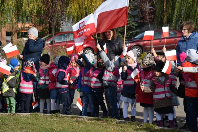 Wielkie śpiewanie hymnu narodowego przed Narodowym Święto Niepodległości w Libiążu