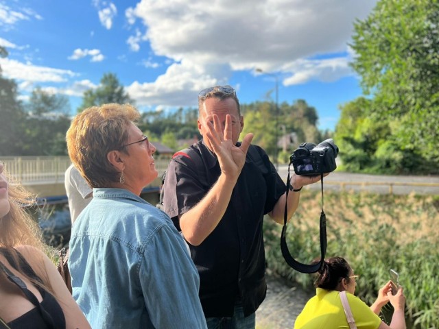 Uczestnicy warsztatów fotograficznych w Kamieniu poznają techniki fotografii z profesjonalistami.