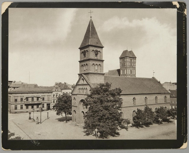 Należąca kiedyś do parafii św. Jerzego kamienica przy Rynku Nowomiejskim 23, którą w 1903 roku pomocnik lekarski Otton Arndt sprzedał rzeźbiarzowi Meyerowi za 43.300 marek.