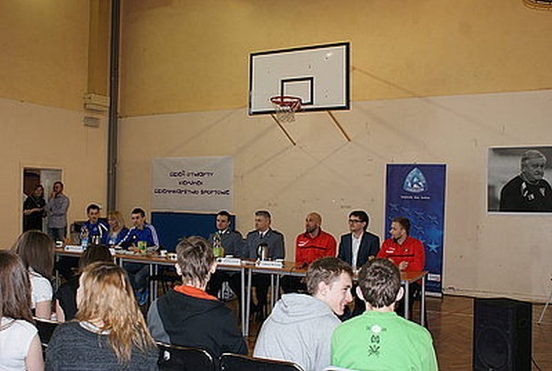 Wojkowice: Konferencja prasowa z udziałem piłkarzy, policjantów i dziennikarzy