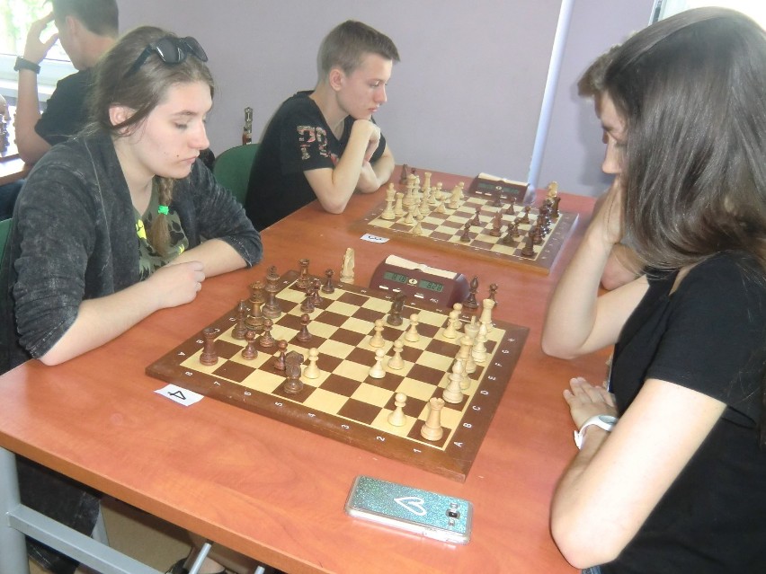 Grali w szachy o mistrzostwo powiatu. Zwyciężyli uczniowie żnińskiej "jedynki" [zdjęcia]