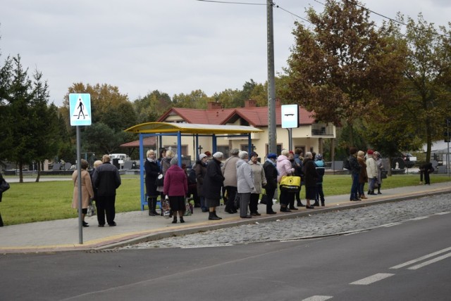 Wygląda na to, że po ruchliwym Dniu Wszystkich Świętych skierniewiczanie odpoczywają i ładują akumulatory przed nadchodzącym pracowitym tygodniem. Nadal popularny jest zalew i skierniewicki park, gdzie spotkaliśmy spacerowiczów. Sennie płynie życie w innych częściach miasta.