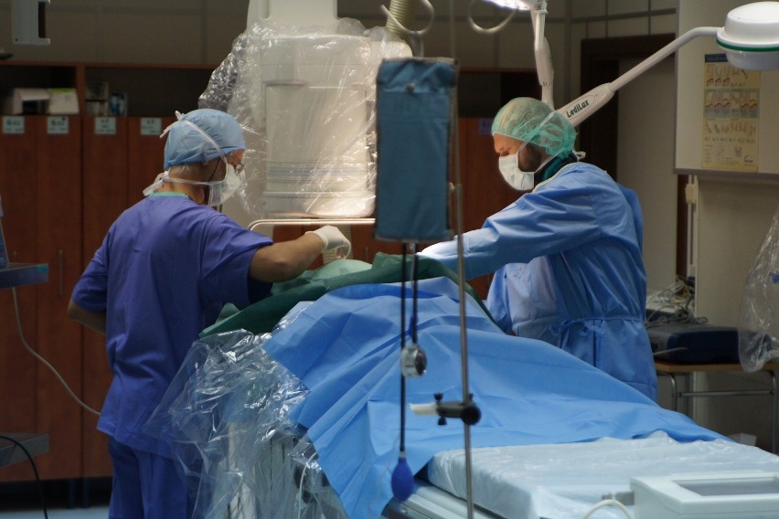 Kaliscy kardiolodzy rozpoczęłi wszczepianie rejestratorów pętlowych. Badają przyczyny omdleń ZDJĘCIA