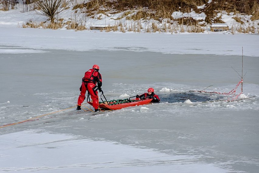Wałbrzych: Strażacy ćwiczyli ratownictwo lodowe na Poniatowie (ZDJĘCIA)