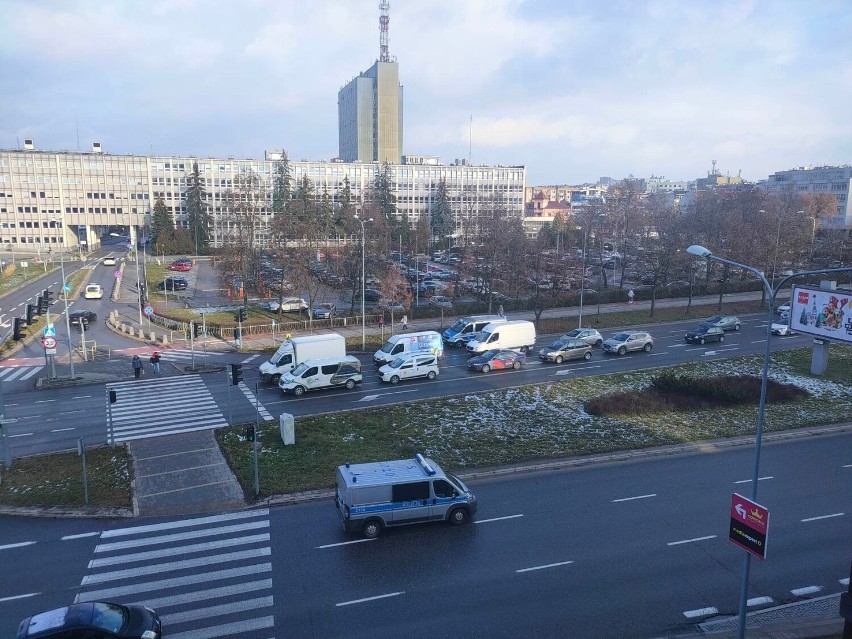 Policyjna interwencja w centrum Kielc. Co się wydarzyło? Zobacz zdjęcia