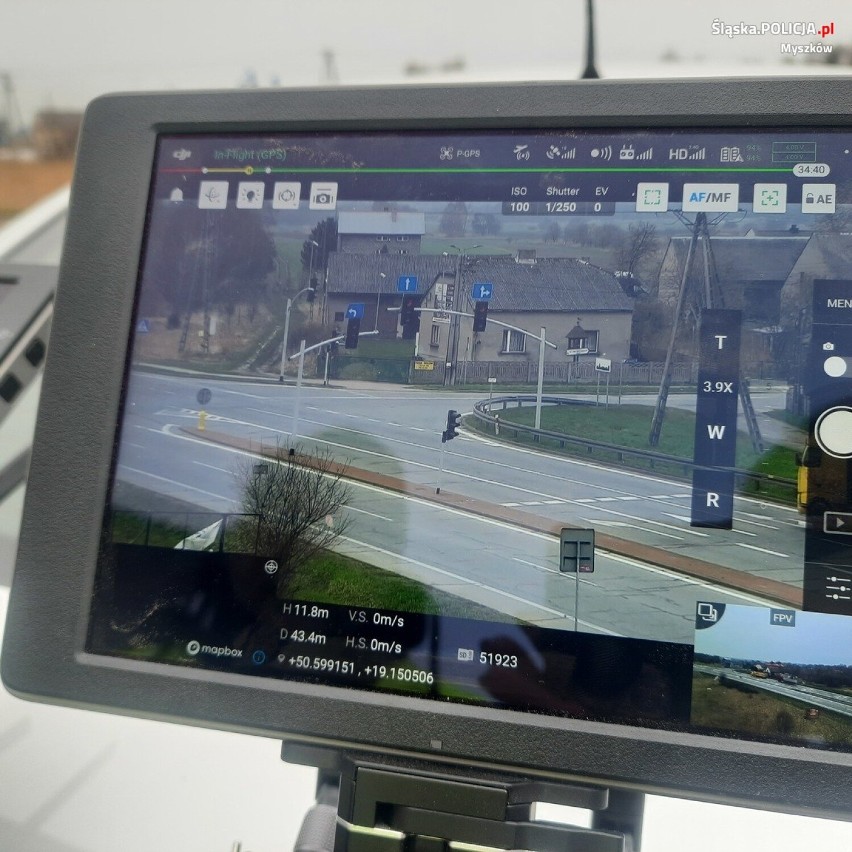 Myszkowska drogówka po raz pierwszy z pomocą drona kontrolowała kierowców ZDJĘCIA