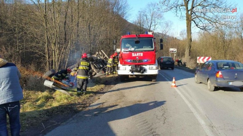 Wypadek w Wiśle. Ciężarówka w rowie, kierowca ranny [ZDJĘCIA]