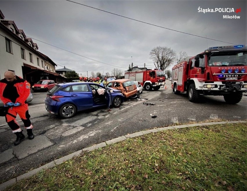W Mikołowie zderzyły się trzy auta. Powód? Kobieta zignorowała znak „STOP" i z impetem wjechała na skrzyżowanie