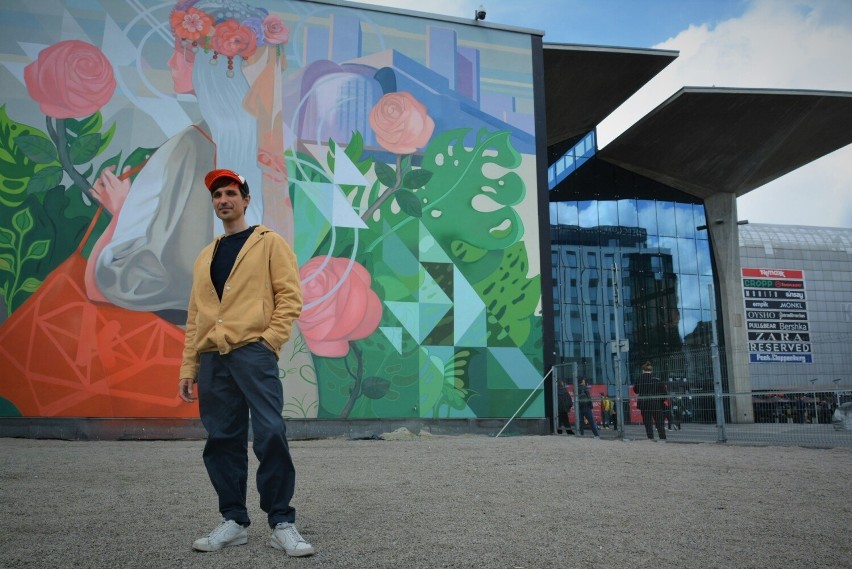 Twórcą nowego muralu na ścianie Galerii Katowickiej jest Sebastian Bożek