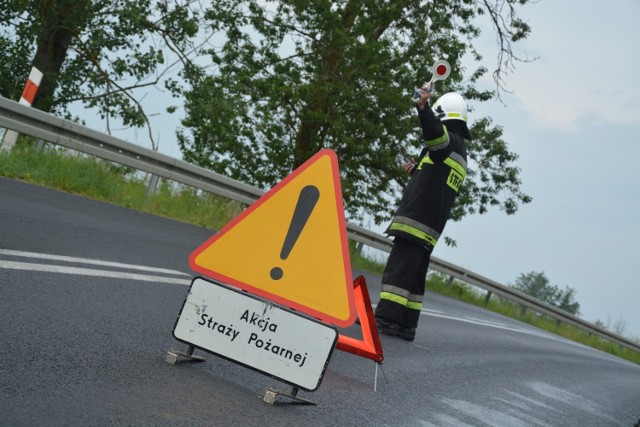 Do kolizji trzech pojazdów doszło na DK 25 w Obkasie (gm. Kamień). Łącznie podróżowało nimi 13 osób