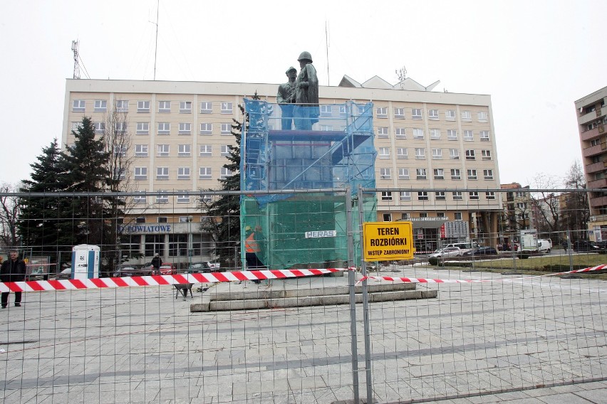 Rozpoczął się demontaż  pomnika Braterstwa Broni w Legnicy [ZDJĘCIA] 