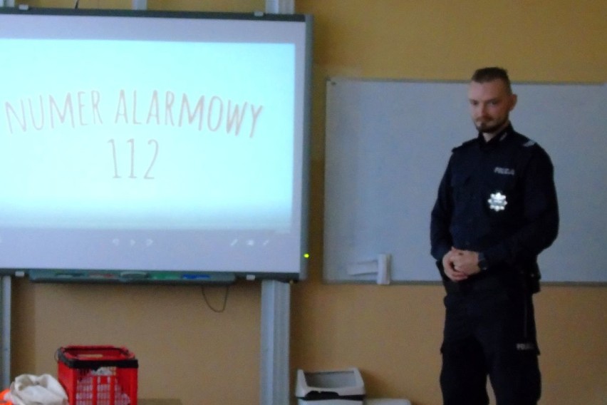 Policjanci odwiedzili uczniów w Szkole Podstawowej w Dobrzyniu nad Wisłą [zdjęcia]