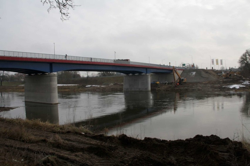 W Międzychodzie kończy się rozbiórka mostu przez rzekę Wartę...