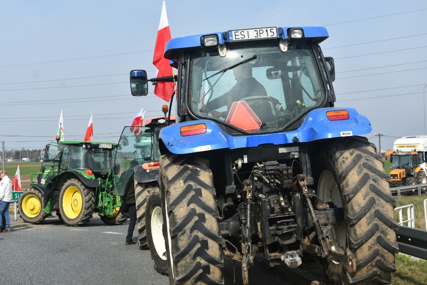 Rolnicze ciągniki blokują rondo przy wyjeździe z Sieradza