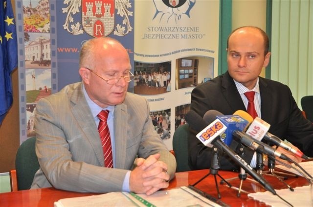 Na zdjęciu: Czesław Jarosz prezes Spółki
Port Lotniczy Radom S.A. oraz Andrzej
Kosztowniak prezydent Radomia.