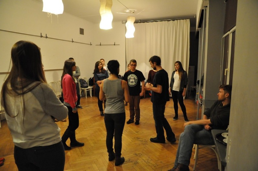 Jesień teatralna w Zamojskim Domu Kultury, warsztaty teatralne dla młodzieży prowadzone przez aktorów z Teatru Wierszalin, fot. ZDK