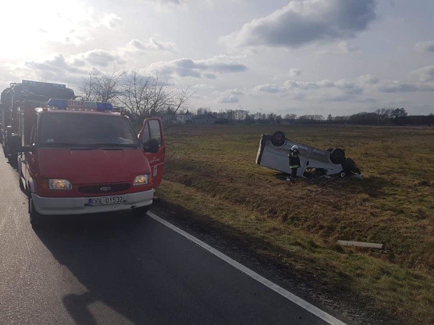 Bus dachował przy DK25. Ochotnicy interweniowali                        