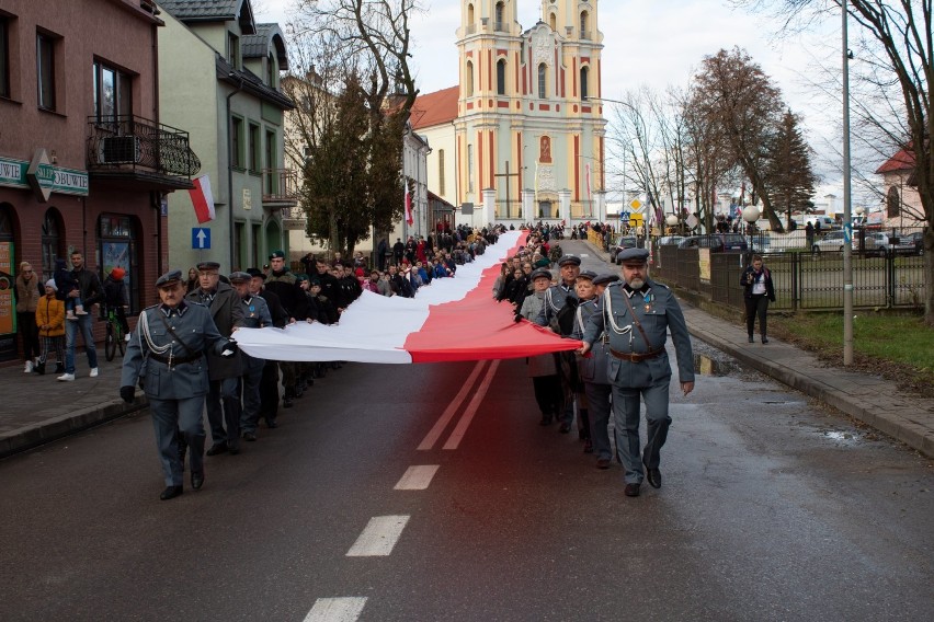 Święto Niepodległości w Sejnach. Połączyła ich stumetrowa flaga [Zdjęcia]