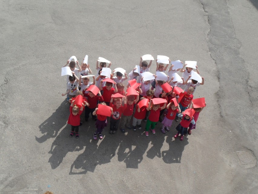 Bytom: Przedszkolaki ułożyły żywą polską flagę [WIDEO+ZDJĘCIA]