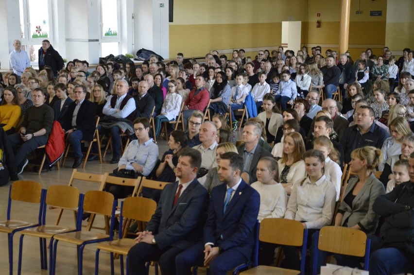 Malbork. Stypendia burmistrza za wysokie oceny w nauce wręczone [ZDJĘCIA]. Nagrody dla "diamentów", które mają stać się "brylantami"