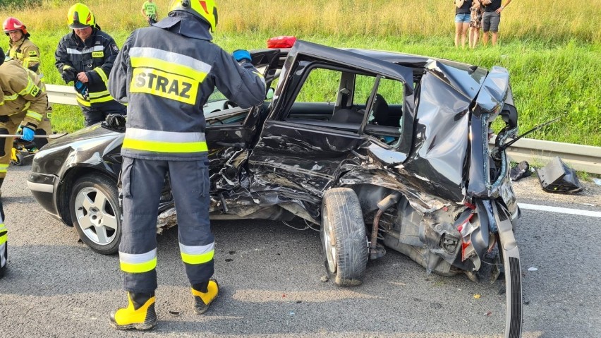 Paszyn wypadek. Trzy osoby poważnie ranne w zderzeniu trzech samochodów. Na miejscu helikopter LPR [ZDJĘCIA]