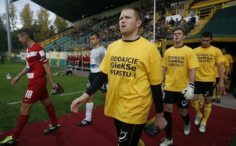 Piłkarze GKS-u Katowice protestowali [ZDJĘCIA]. &quot;Oddajcie GieKSę miastu!&quot; - na koszlkach