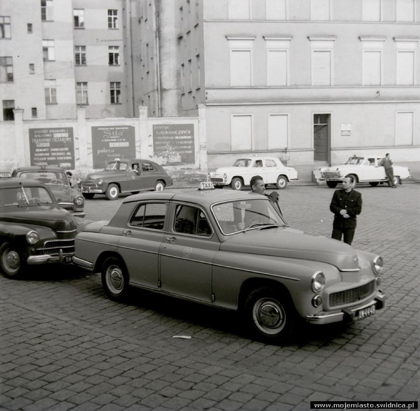 Świdnica 50 lat temu. Tak dawniej wyglądało centrum miasta. Pamiętasz te kamienice, rozpoznajesz kogoś? 