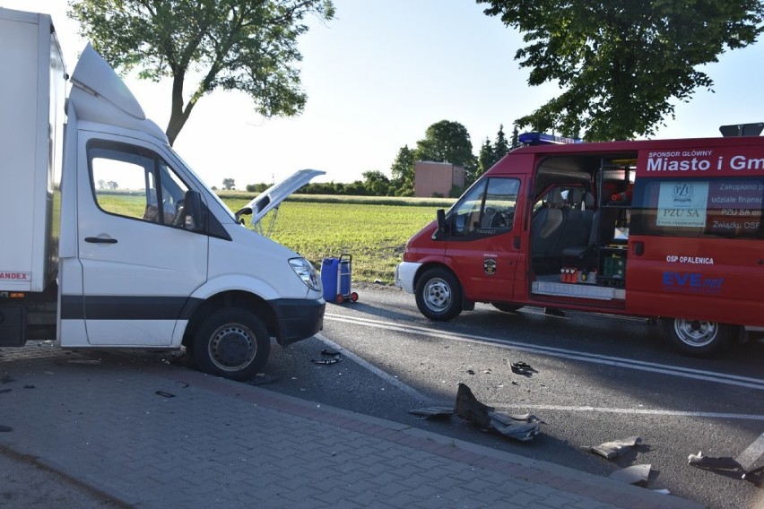 Gmina Opalenica. Zderzenie trzech samochodów w Wojnowicach. Droga była zablokowana [ZDJĘCIA]