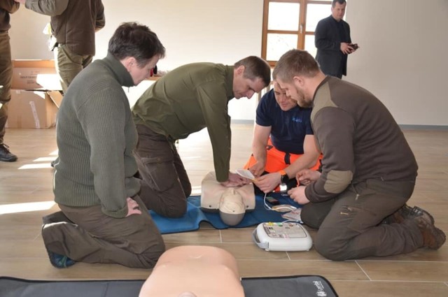 Leśnicy pod okiem ratowników medycznych przypomnieli sobie także zasady udzielania pierwszej pomocy i obsługi defibrylatora.
