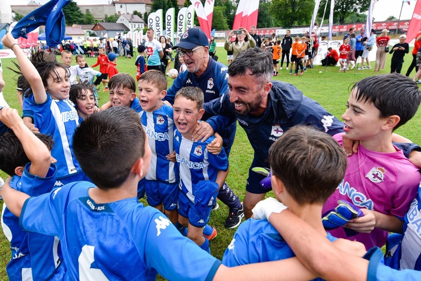 Radość młodych piłkarzy Deportivo po triumfie w Starym Sączu