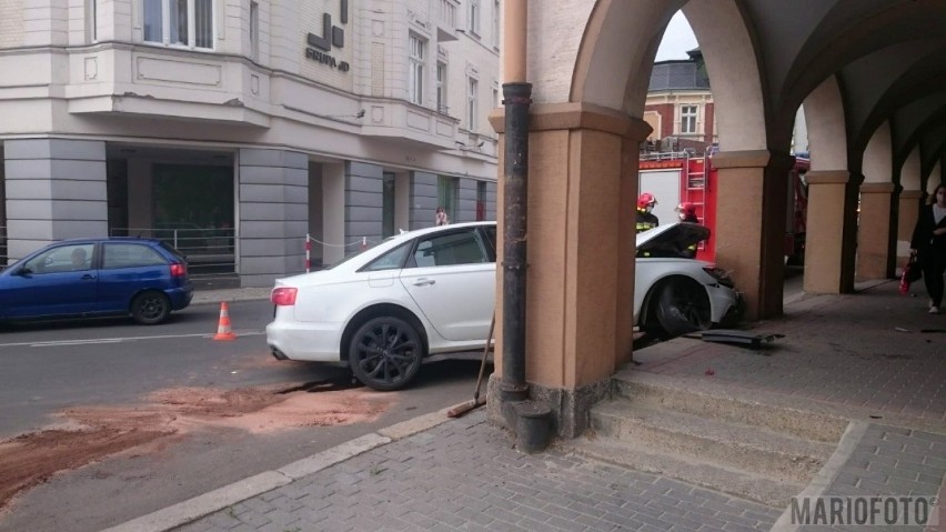 Pijany kierowca audi wjechał w filar hotelu Piast w Opolu