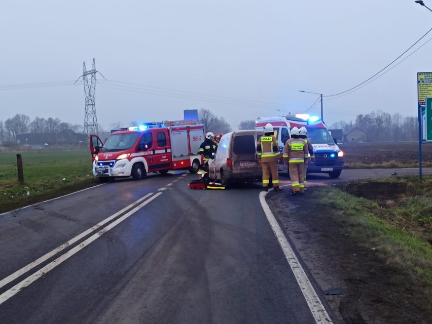 Dostawczak zderzył się z autobusem. Jedna osoba trafiła do szpitala