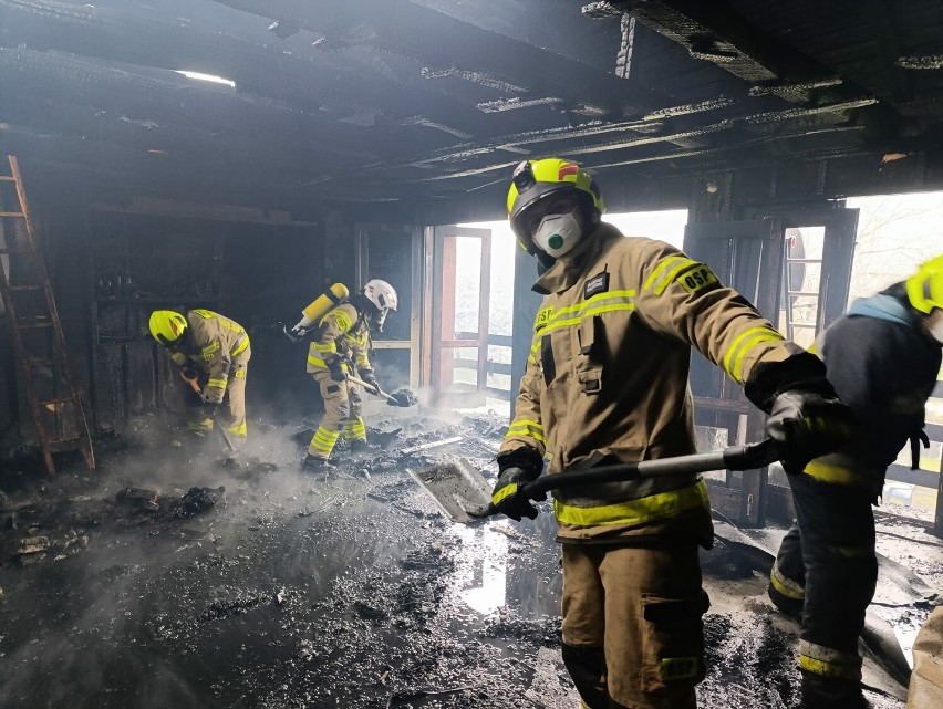 Kilkanaście zastępów straży gasiło pożar domu w Wilkowicach