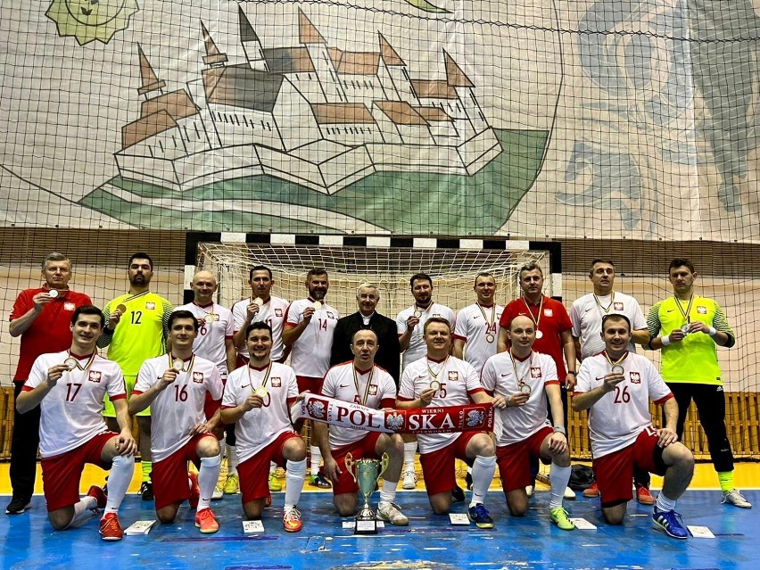 Kapłan Łukasz Chowaniec ze Szczekocin zdobył mistrzostwo Europy w futsalu z reprezentacją Polski księży