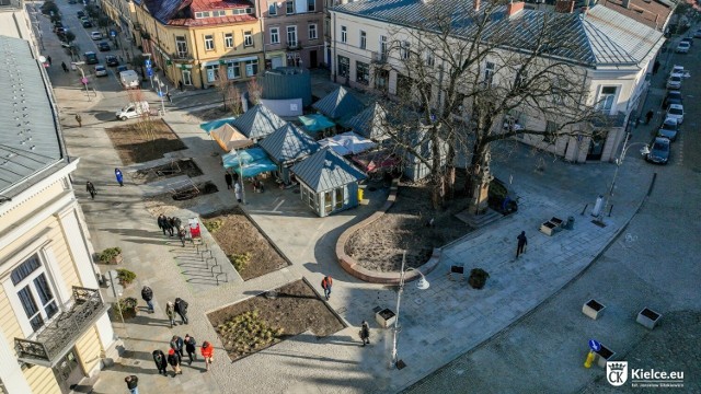 W ramach zielonej rewitalizacji Rynku roślinność posadzono także na ulicy Warszawskiej. Więcej na kolejnych zdjęciach.