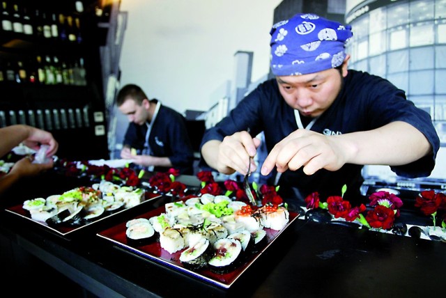 Sushi i japońskie potrawy przygotowuje w restauracji Ginza Japończyk Matayoshi Haragucchi