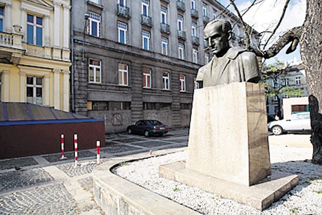 W tym miejscu popiersie Tuwima stoi od 1961 r. Pobliski budynek YMCA był wówczas Pałacem Młodzieży im. Juliana Tuwima w Łodzi - teraz to miano nosi kompleks na Retkini.