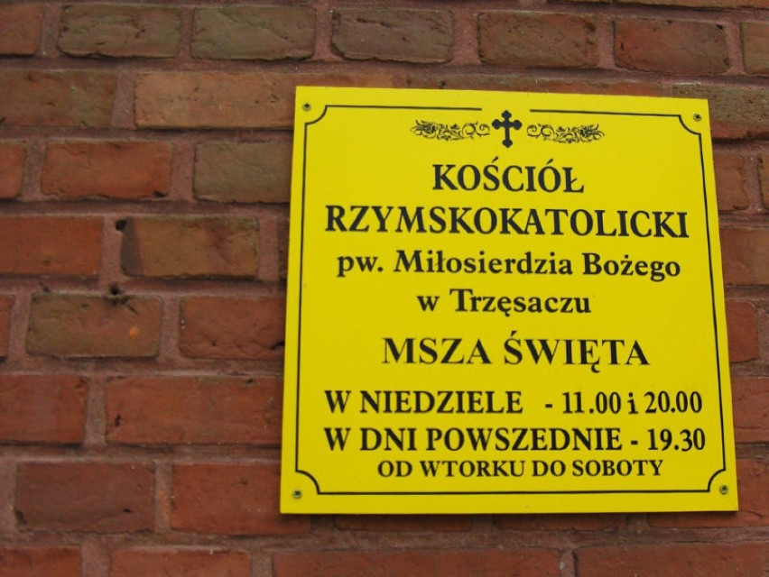 Świątynia znajduje się po południowej stronie drogi...