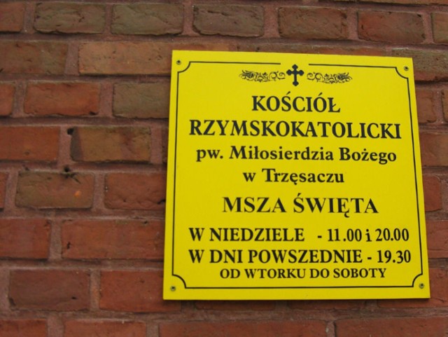 Świątynia znajduje się po południowej stronie drogi wojew&oacute;dzkiej nr 102. Jej adres to: 72-344 Trzęsacz, ul. Pałacowa 3. Fot. Mirosława Kasowska